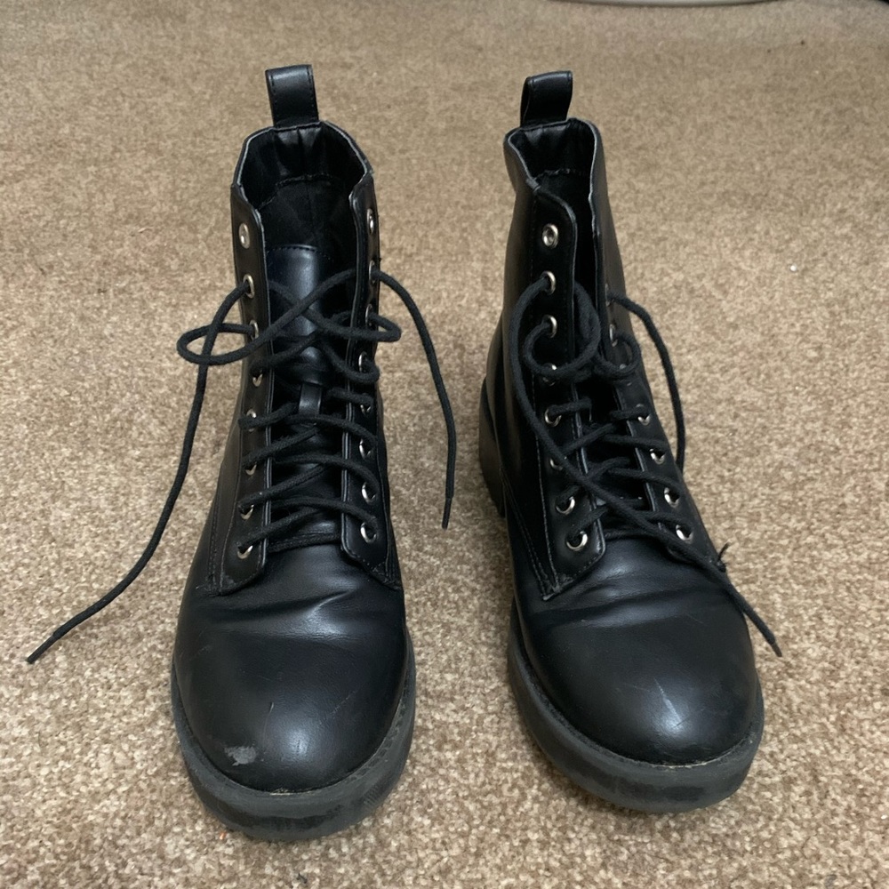 Women’s size 6  Divided combat boots